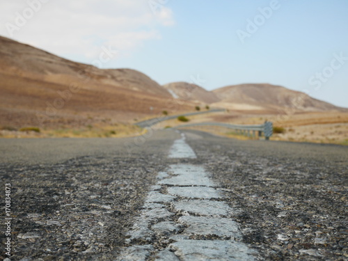 Route au milieu du d  sert