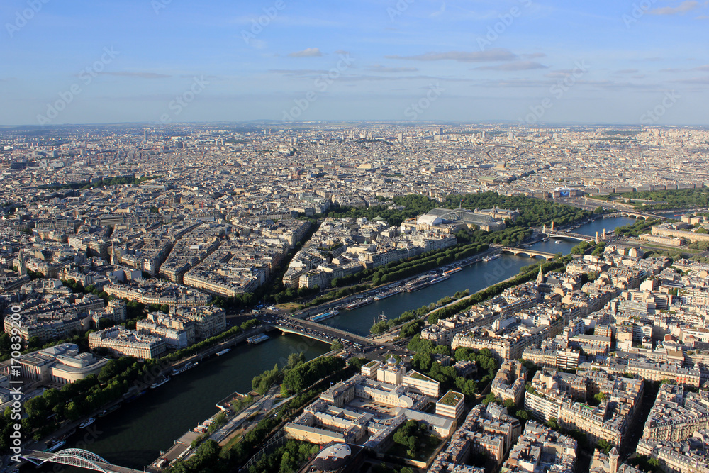 Le Seine und Paris von Oben