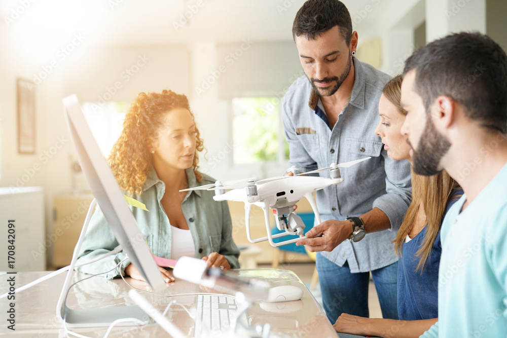 Obraz premium Startup people in office working on drone technology