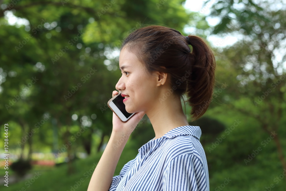 スマートホンをつかっている若い女性 スマートホンをつかっている若い女性