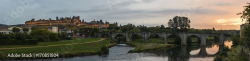 Vista de Carcassonne y el puente viejo sobre el rio Aude