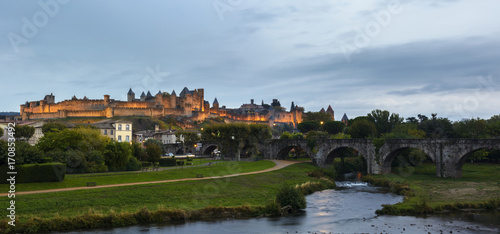 Vista de Carcassonne y el puente viejo sobre el río Aude. Francia