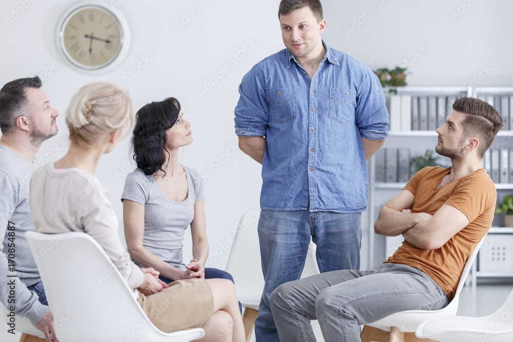 Obraz premium Man talking in support group
