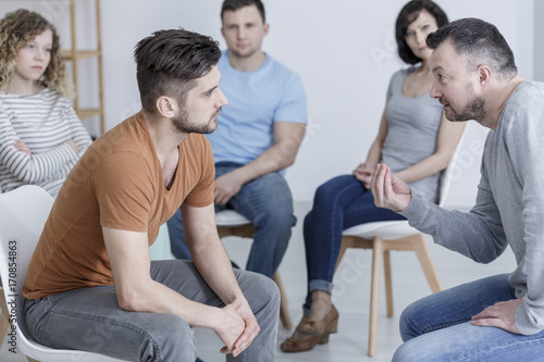 Murais de parede Psychologist talking to young man