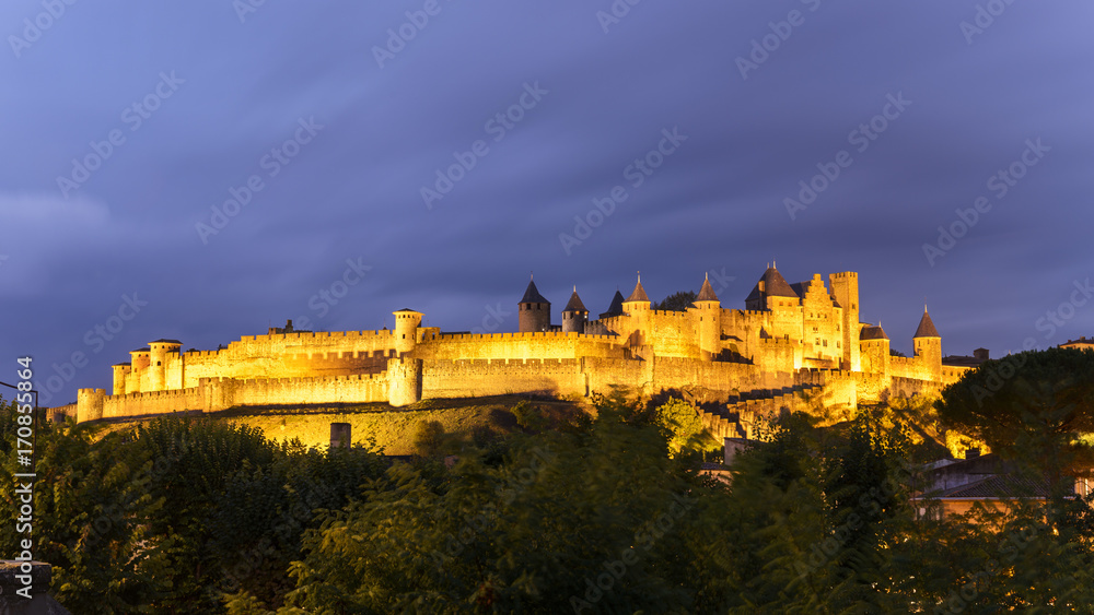 Vista nocturna de Carcassonne. Francia