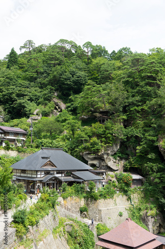 宝珠山立石寺の中性院と山道の風景