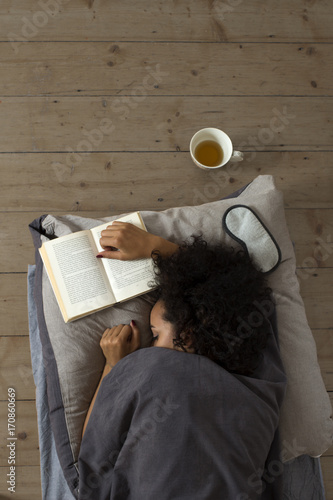 Schlafende Frau Mit Buch im Bett