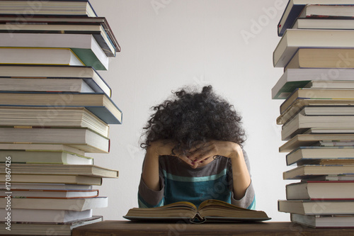 Erschöpfte Frau über Buch