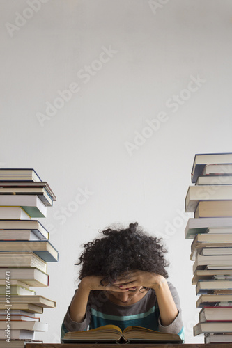 Erschöpfte Frau über Buch