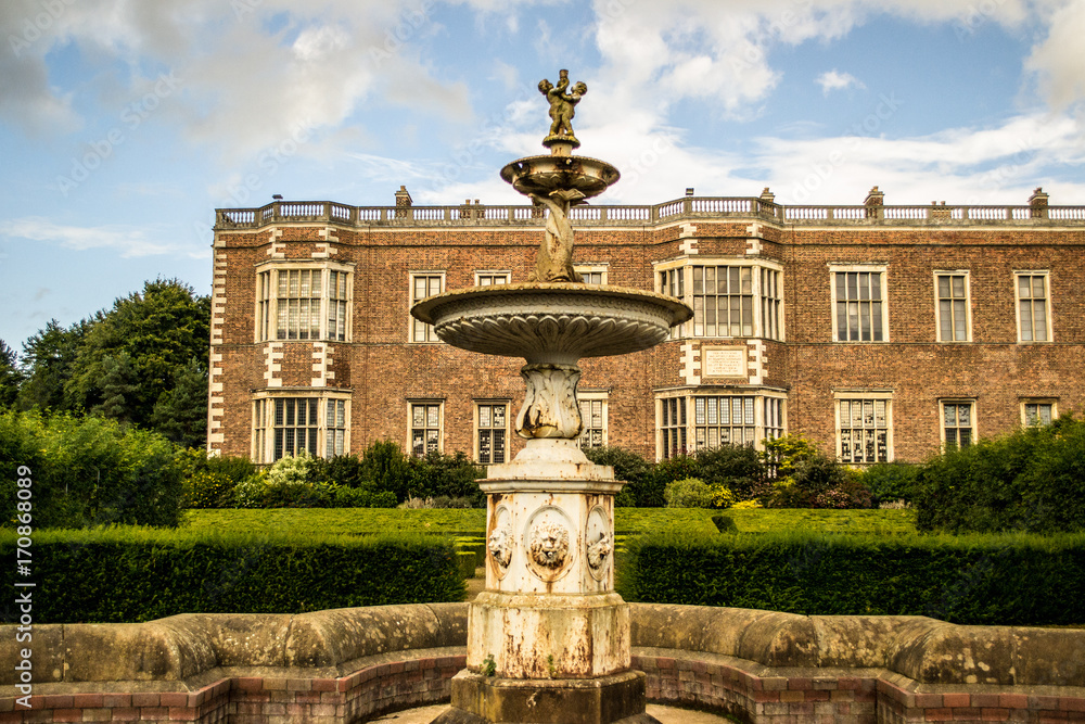 Obraz premium fountain in front of stately home