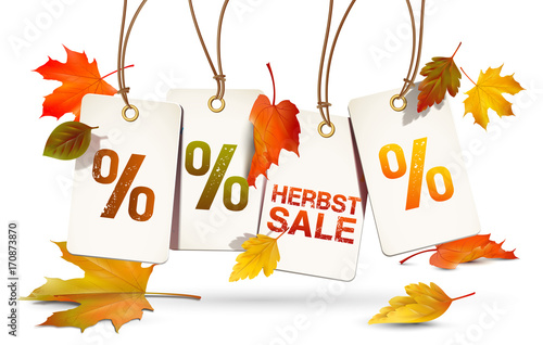 Sale Etiketten mit Prozentzeichen und bunten Herbstblättern, hängend