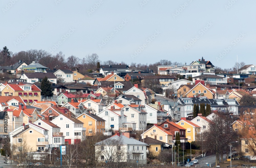 Several houses and homes on the hillside of a city