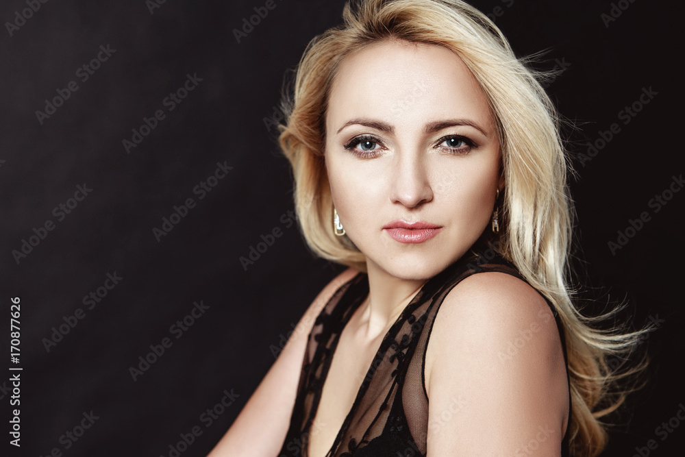 Naklejka premium close up portait of a beautiful blonde female