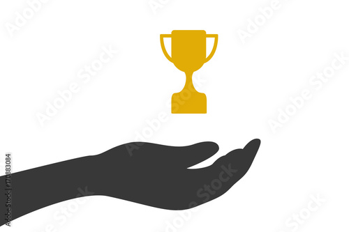 Hand hält Pokal