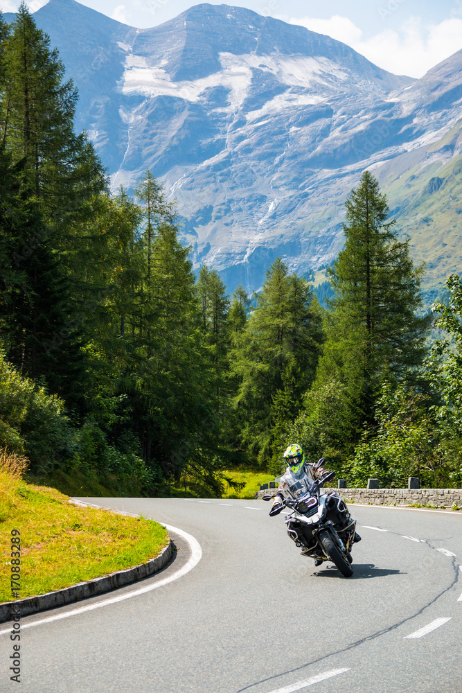 Obraz premium Motocykl na wiejskiej drodze do Grossglockner w europejskich Alpach, Austria