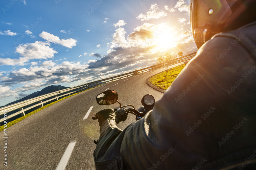 Fototapeta premium Szczegóły kierownicy motocykla. Fotografia plenerowa, krajobraz alpejski