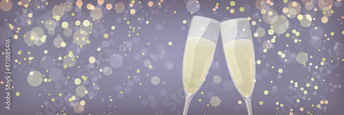 zwei Sektgläser auf pastellfarbenen Hintergrund