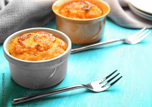 Canvastavla Ramekins with tasty carrot souffle on wooden table