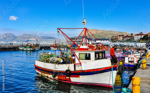Fischerboote im Hafen von Kalk Bay; Kap-Halbinsel; Kapstadt; Südafrika 