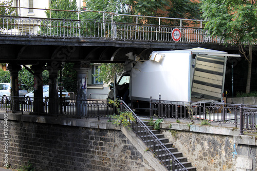 Paris - Accident sous un Pont