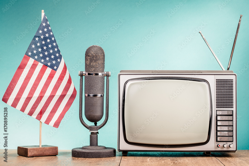 USA flag, retro old microphone and TV set front gradient mint green wall  background. Vintage instagram style filtered photo foto de Stock | Adobe  Stock