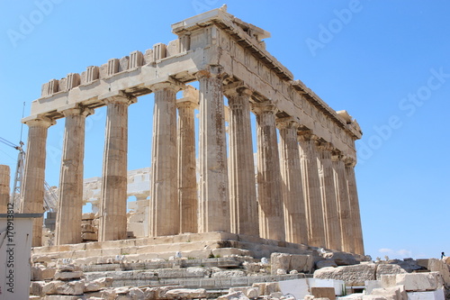 パルテノン神殿/アクロポリスの入り口、プロピュライアを抜けるとアテネの聖域であるパルテノン神殿が建っています。パルテノン神殿はアテネの守護神、女神アテナを祀る神殿として有名です。