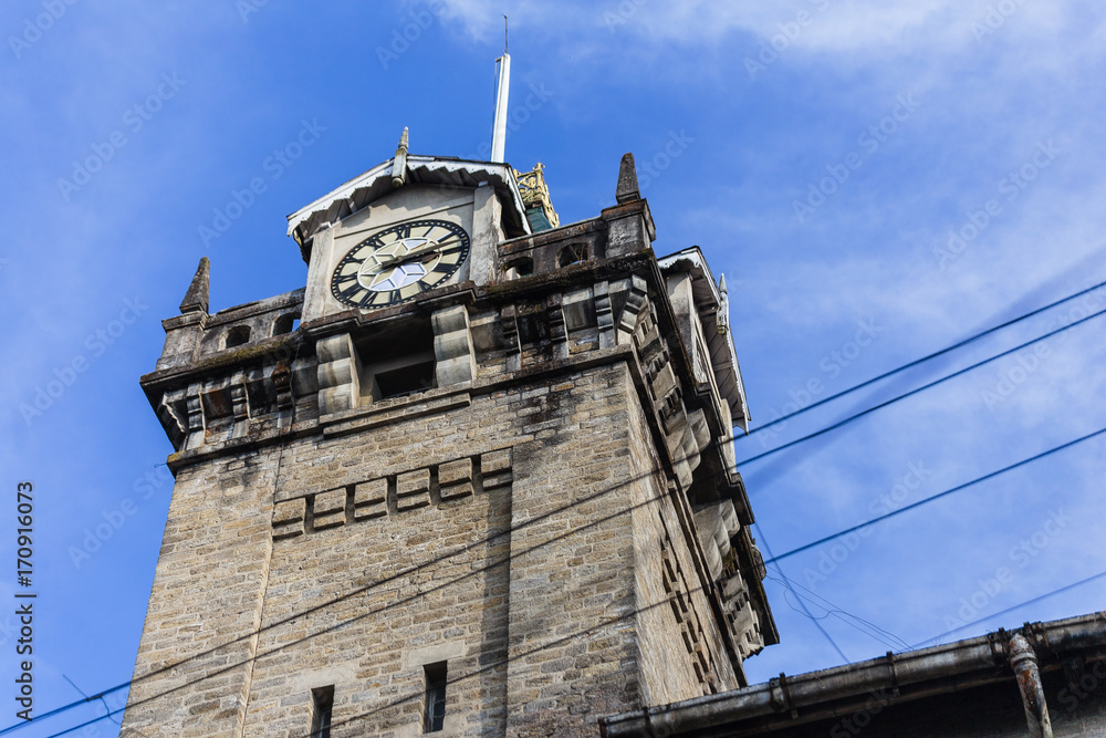 Obraz premium Clock tower that viewed from below in winter in Darjeeling. India.
