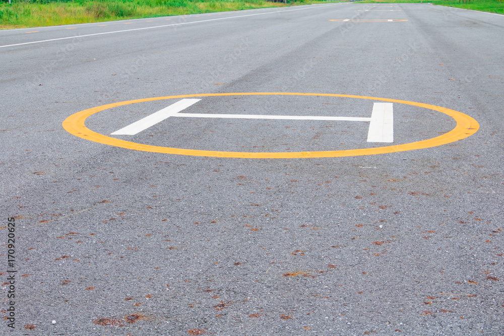 Obraz premium symbol landing pad. helicopter parked mark on the asphalt
