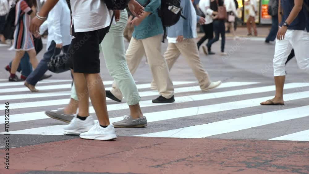 人 横断歩道 交差点 歩く 足元 渋谷 夏 曇り スローモーション 人 横断歩道 交差点 歩く 足元 渋谷 夏 曇り スローモーション