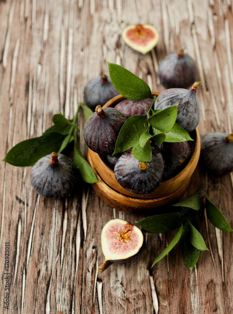 raw figs in a wooden bowl, selective focus