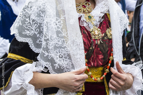 MURAVERA, ITALIA - APRILE 2, 2017: 45^ Sagra degli agrumi - dettaglio di un costume tradizionale sardo - Sardegna