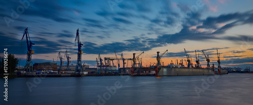 Hamburger Hafen zur blauen Stunde