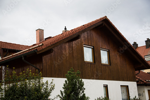 Haus mit Holzfassade © Dagmar Breu