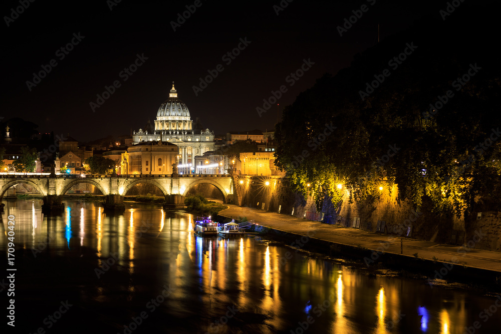 Rom Petersdom mit Tibar Nachtaufnahme