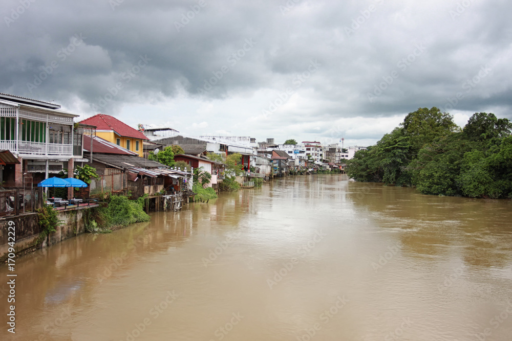 Obraz premium Chanthaburi waterfront community.