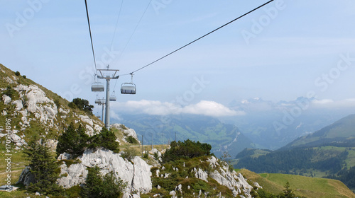 Sesselbahn über Karstgebirge