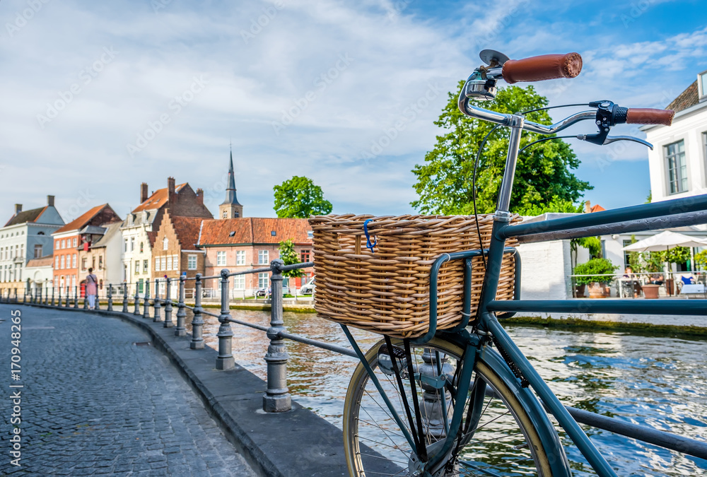 Naklejka premium Pejzaż Brugii (Brugge) z rowerem
