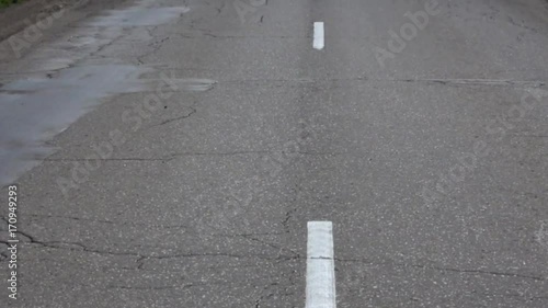 Lettland Landstraße, Schwenk von Straßenmarkierung aufwärts zur Totalen mit Horizont photo