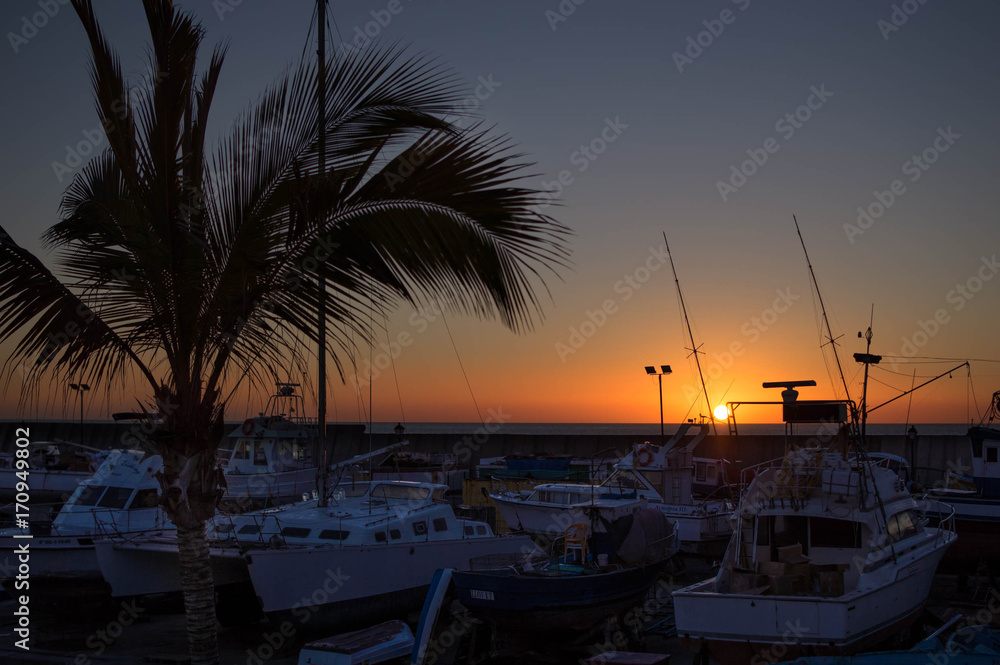 Naklejka premium Sunset by the harbor