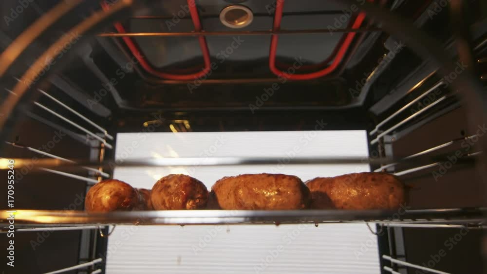Stockvideo Cooking homemade roasted broiled sausage baked in the oven