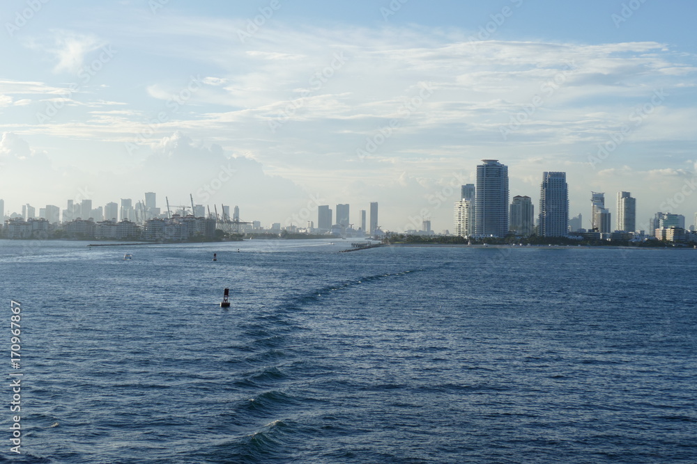Fototapeta premium CHENAL DE MIAMI EN FLORIDE DEPART EN CROISIERE