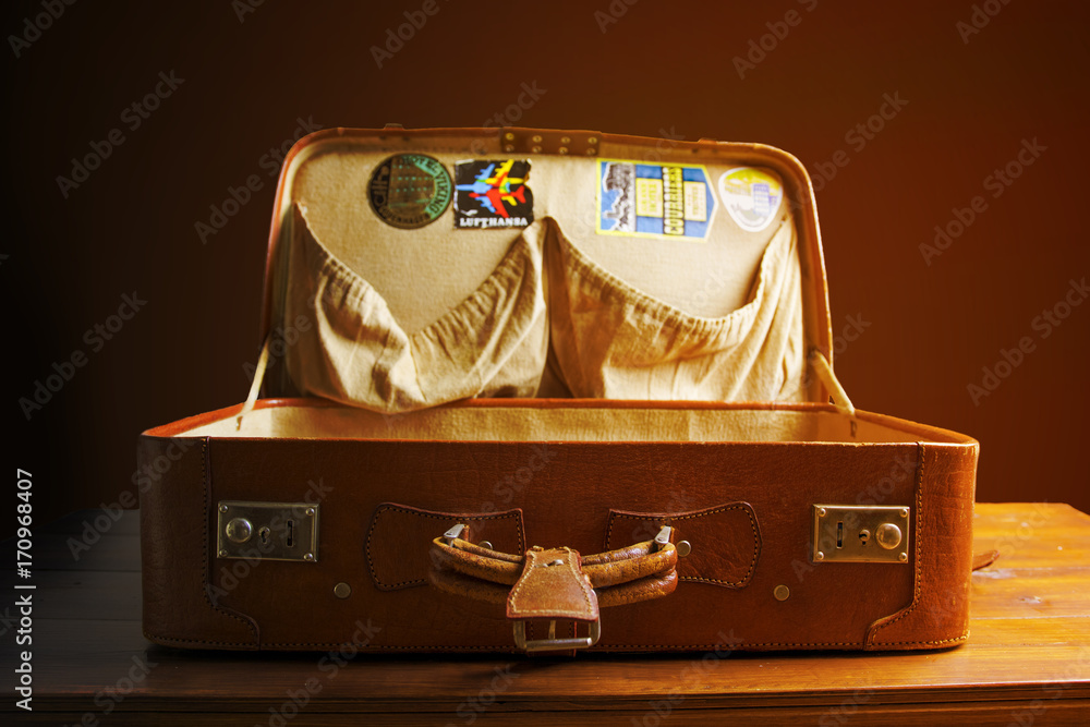valigia aperta antica Stock Photo | Adobe Stock