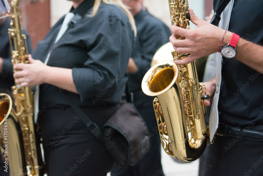Obraz premium sax musician walking in the street