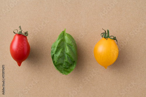 pomodoro datterino, principe borghese giallo e basilico fresco