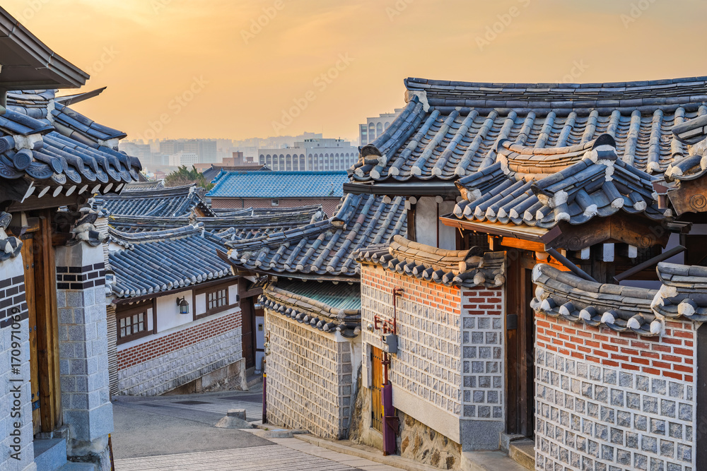 Fototapeta premium Panoramę miasta o wschodzie słońca w Seulu w Bukchon Hanok Village, Seul, Korea Południowa