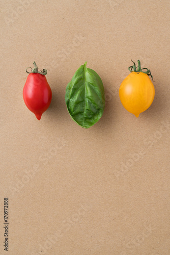 pomodoro datterino, principe borghese giallo e basilico fresco