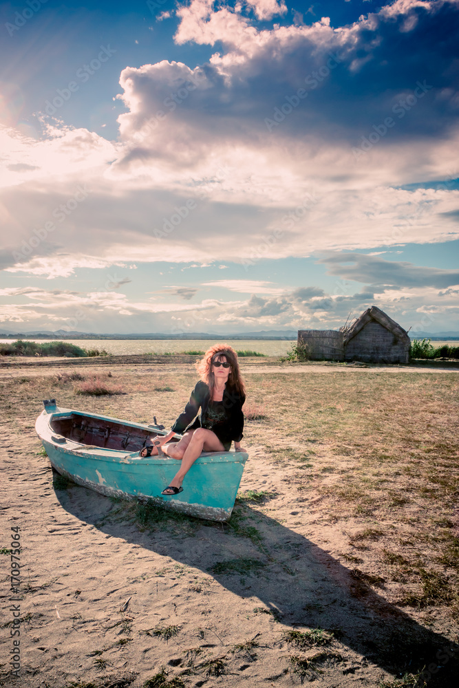 Femme sur les barques au bord de l'étang de Canet-Saint-Nazaire