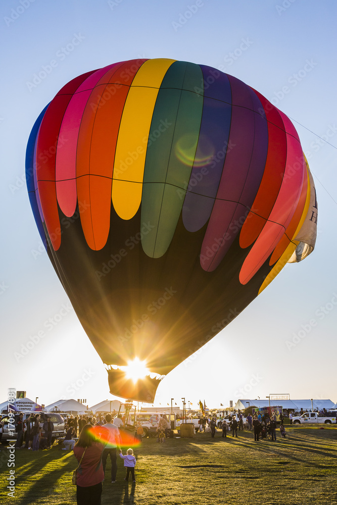Obraz premium hot air balloon about to take off in the evening light