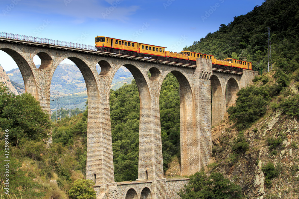 Obraz premium Mały żółty pociąg z Occitanie France