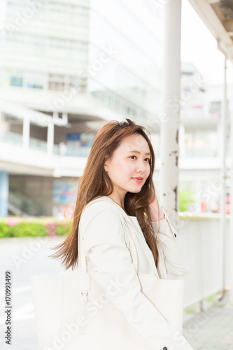 Free Download 笑顔の女性　ビジネス　出発 - GFXLoad